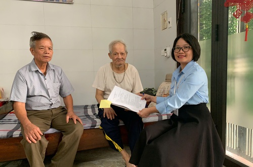 Tổ xung kích Phú Lương: Chứng thực giấy ủy quyền tại nhà cho người dân khó khăn đi lại