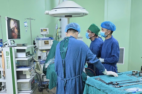 Bệnh viện đa khoa Ba Vì: Phẫu thuật nội soi thành công ca thoát vị bẹn trái khổng lồ ở người bệnh 77 tuổi