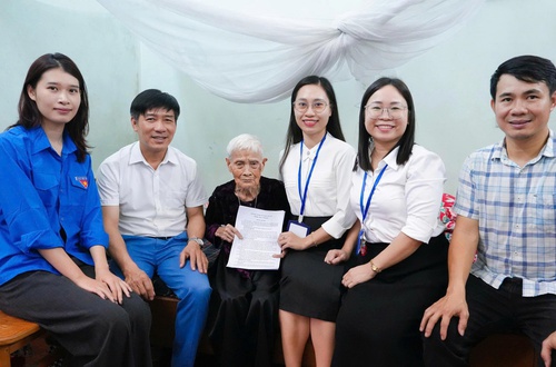 Hỗ trợ chứng thực chữ ký ngoài giờ cho cụ bà 102 tuổi tại Quốc Oai