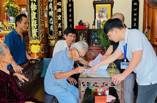 “96 tuổi vẫn được đi đăng ký kết hôn”: Câu chuyện ấm lòng tại Điểm hỗ trợ dịch vụ công số Kiều Phú