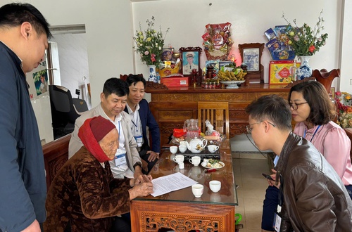 Hành trình đưa dịch vụ công đến gần hơn với người cao tuổi của Chi nhánh 12