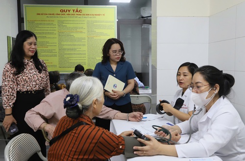 Bệnh viện Hữu nghị Việt Nam - Cu Ba tham gia chương trình chăm sóc sức khỏe người cao tuổi tại phường Cửa Nam