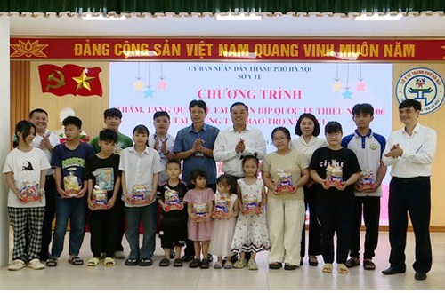 Sở Y tế Hà Nội thăm, tặng quà trẻ em tại Trung tâm Bảo trợ xã hội 1 Hà Nội nhân dịp Tết Thiếu nhi 1/6