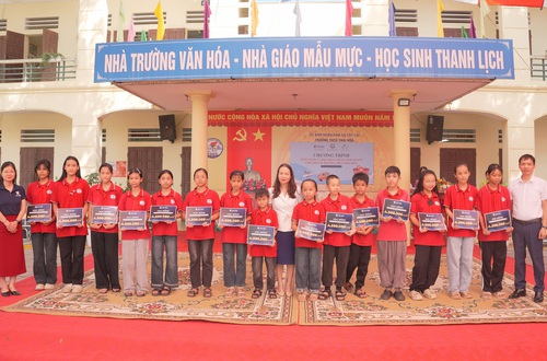 Trao tặng sách và 100 suất học bổng tiếng Anh cho trẻ em có hoàn cảnh khó khăn tại các trường THCS Thái Hòa và THCS Thụy An