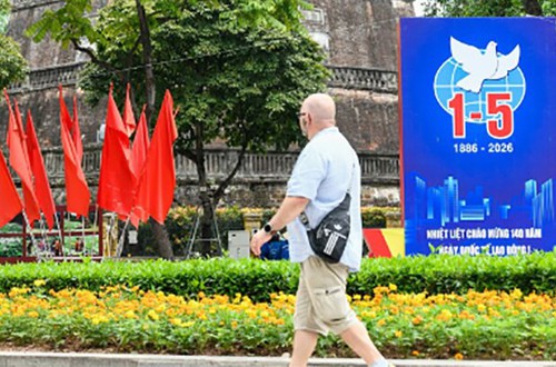 Ngày 01/5/2026, Hà Nội ngày quốc tế lao động ít mây, ngày nắng, đêm không mưa, sáng và đêm trời lạnh
