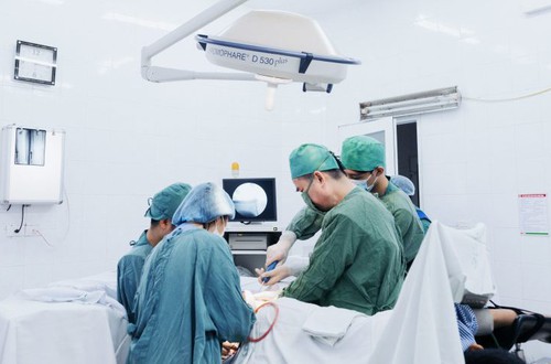 Phát hiện và xử trí kịp thời ca thủng mặt sau dạ dày hiếm gặp, nguy cơ tử vong cao
