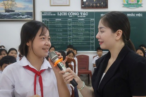 Tập huấn kỹ năng bảo vệ trẻ em trên môi trường mạng trong Kỷ nguyên Số cho trẻ em có hoàn cảnh đặc biệt, hoàn cảnh khó khăn xã Hồng Sơn