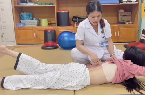 Bệnh viện Phục hồi chức năng Hà Nội khuyến cáo phát hiện sớm cong vẹo cột sống ở trẻ em