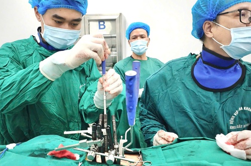 Mổ bắt vít cột sống qua da: Giải pháp hiện đại cho người đau lưng kéo dài