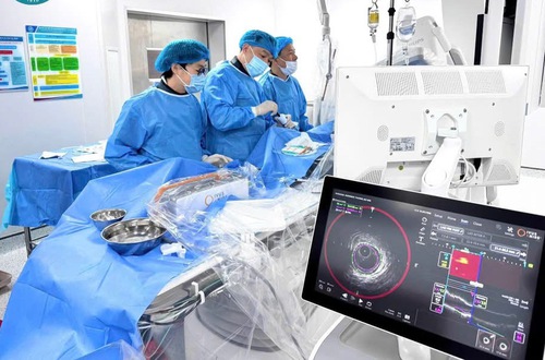 BVĐK Hà Đông làm chủ kỹ thuật siêu âm lòng mạch kết hợp quang phổ cận hồng ngoại hiện đại