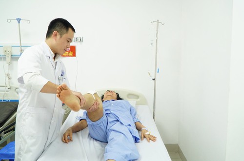 Thay khớp gối nhân tạo – Giải pháp hiệu quả cho bệnh nhân thoái hóa khớp gối nặng