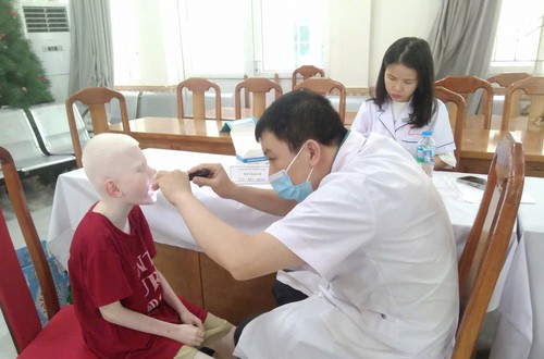 Phát triển công tác phục hồi chức năng, chăm sóc sức khoẻ cho người yếu thế, người khuyết tật