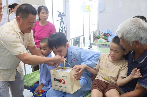 Trao yêu thương - Gửi niềm tin tới những bệnh nhi khó khăn tại Bệnh viện Đa khoa Vân Đình