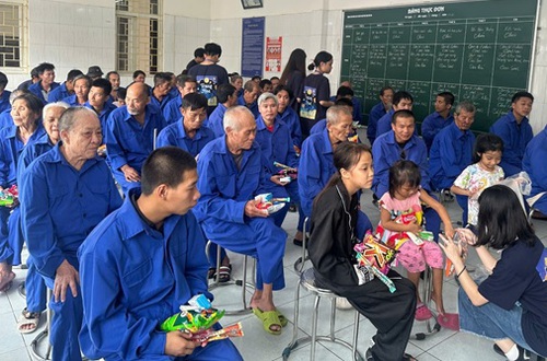 Nhóm học sinh trong Dự án Trang Hoa thăm, giao lưu và tặng quà đối tượng tại Trung tâm Công tác xã hội và Quỹ Bảo trợ trẻ em Hà Nội