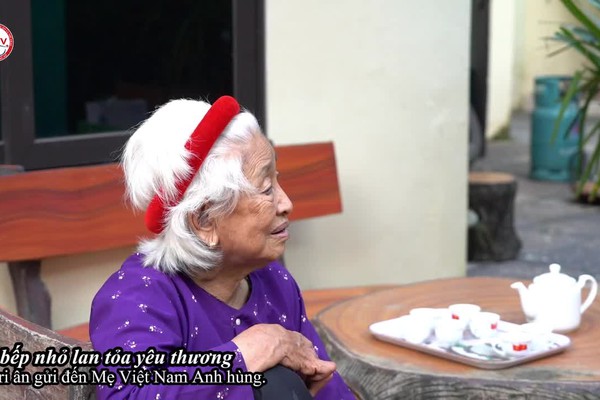 Hội Liên hiệp Phụ nữ phường Chương Mỹ đến thăm, tặng quà và cùng nấu “bữa cơm chiều” tại nhà Mẹ Việt Nam Anh hùng Lê Thị Thanh