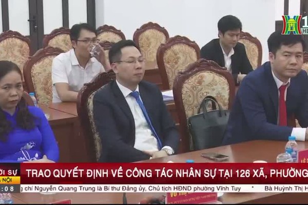 Trao quyết định về công tác nhân sự của xã Liên Minh