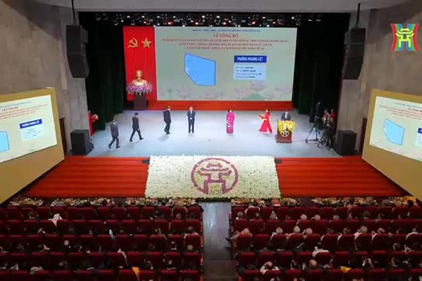 Các đồng chí lãnh đạo phường Cầu Giấy nhận Quyết định thành lập phường Cầu Giấy (mới) tại Lễ công bố Nghị quyết của Ủy ban thường vụ Quốc hội về sắp xếp các đơn vị hành chính cấp xã
