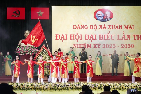 Tiết mục múa hát: Việt Nam ơi mùa xuân đến rồi, được biểu diễn tại chương trình văn nghệ chào mừng tại Đại hội Đại biểu Đảng bộ xã Xuân Mai lần thứ I, nhiệm kỳ 2025-2030