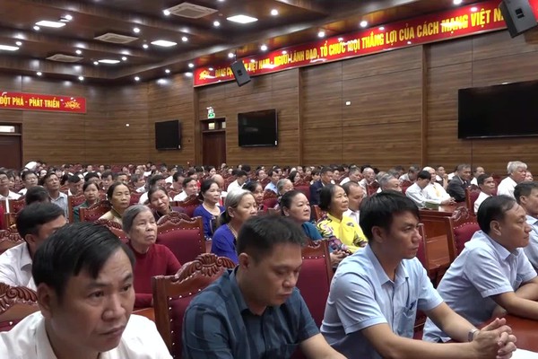 Lễ trao tặng huy hiệu Đảng xã Mỹ Đức