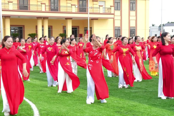 Phụ nữ Hạ Bằng đồng diễn dân vũ chào mừng Quốc khánh 2/9