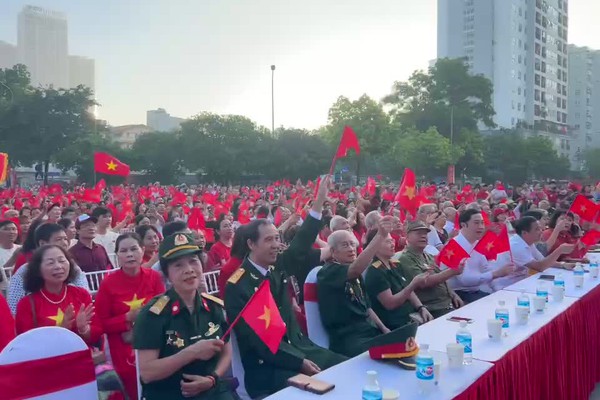 Không khí sôi nổi tại điểm cầu tiếp sóng truyền hình trực tiếp sự kiện A80 ở Công viên Cầu Giấy