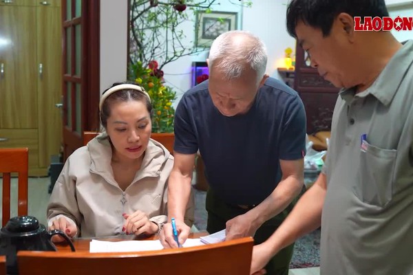 Đi từng ngõ, gõ cửa từng nhà phát thẻ cử tri bất kể ngày đêm