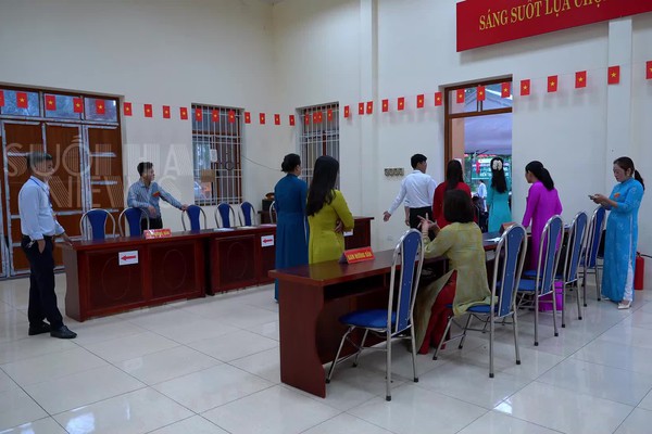 Cử tri xã Suối Hai nô nức đi bầu cử từ sáng sớm, gửi trọn niềm tin qua từng lá phiếu