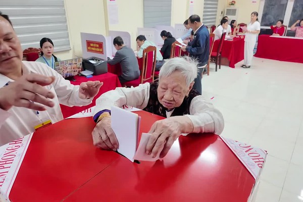 Rộn ràng không khí ngày bầu cử tại xã Đoài Phương.