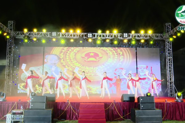 Rực rỡ đêm nghệ thuật chào mừng ngày hội bầu cử tại xã Suối Hai