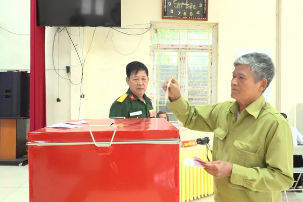 Cử tri xã Yên Xuân hồ hởi, phấn khởi, vui mừng đi bỏ phiểu bầu cử trong ngày hội của Non sông, Đất nước.. Cụ bà Đinh Thị Nhượng cử tri 102 tuổi chia sẻ 