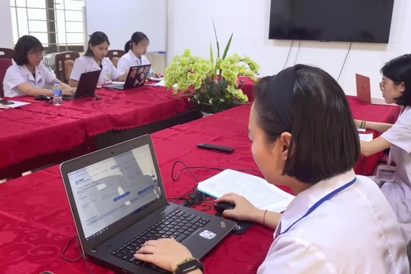 Xã Vĩnh Thanh đẩy mạnh làm sạch dữ liệu hồ sơ sức khỏe người dân.