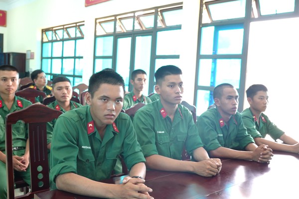 Phường Yên Nghĩa thăm, động viên chiến sĩ mới nhập ngũ năm 2026