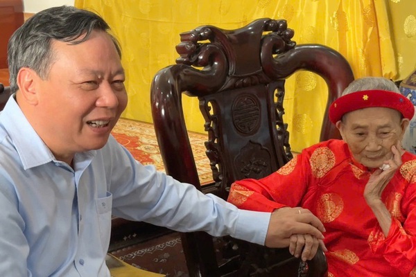 Phó Bí thư Thành ủy Nguyễn Văn Phong thăm tặng quà Mẹ Việt Nam anh hùng Nguyễn Thị Lân nhân dịp kỷ niệm 70 năm ngày giải phóng thủ đô (10/10/1954 – 10/10/2024).