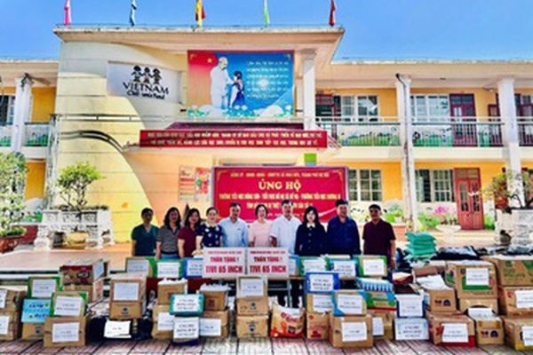 Đoàn số 2 Đảng uỷ - HĐND – UBND – UB MTTQ xã Hoài Đức tặng quà các trường học và nhân dân xã Bố Hạ, tỉnh Bắc Ninh bị ảnh hưởng nặng nề sau cơn bão số 10 và 11.