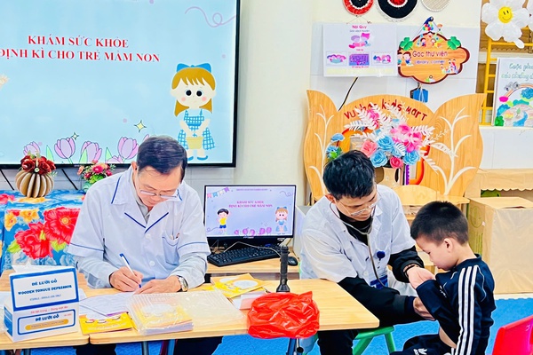 Xã Thượng Phúc tổ chức khám sức khoẻ cho học sinh mầm non