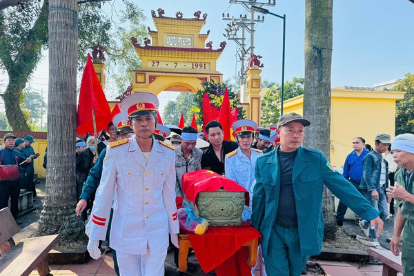 Một số hình ảnh Lễ đón và an táng hài cốt liệt sĩ Lưu Văn Duệ