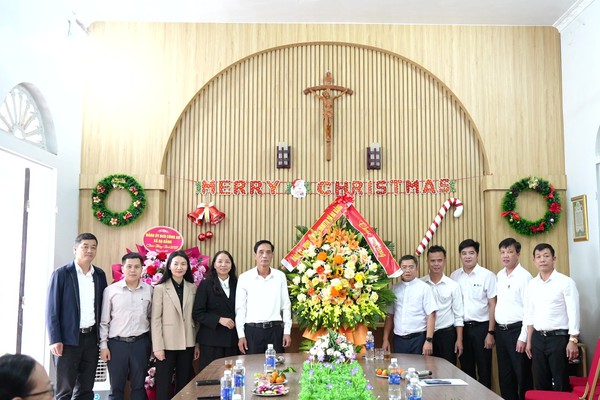 LÃNH ĐẠO XÃ HẠ BẰNG: THĂM, TẶNG QUÀ CHÚC MỪNG GIÁO XỨ NHÂN DỊP GIÁNG SINH 2025