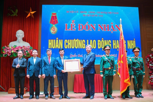 Quốc Oai vinh dự đón nhận Huân chương lao động hạng Nhì