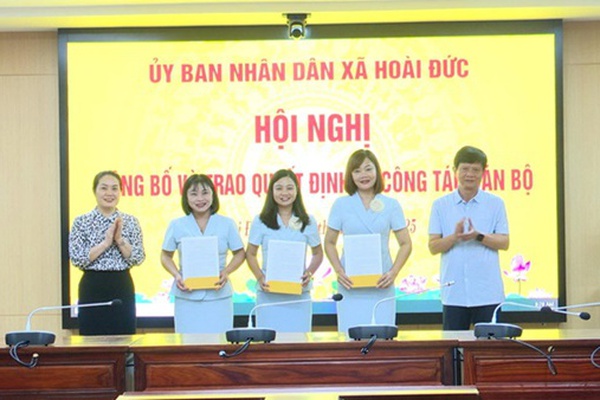 UBND xã Hoài Đức tổ chức hội nghị công bố va trao quyết định về công tác cán bộ