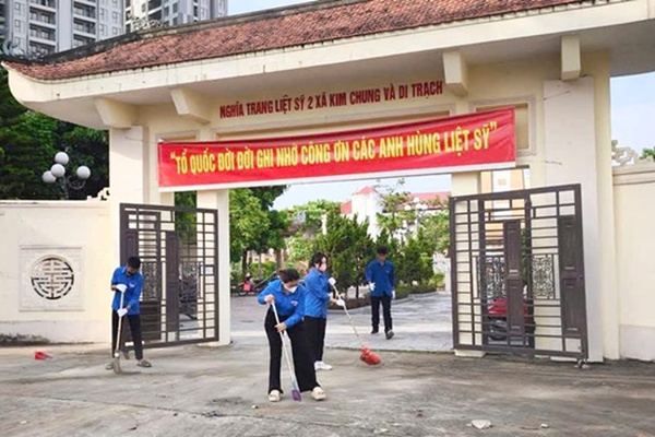 UB MTTQ xã Hoài Đức và các tổ chức chính trị-xã hội ra quân vệ sinh Đài tưởng niệm, nghĩa trang liệt sĩ