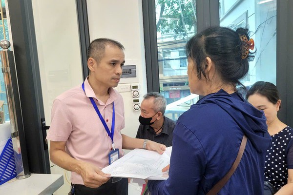 ĐIỂM TIẾP NHẬN PHỤC VỤ HÀNH CHÍNH CÔNG PHƯỜNG VĂN MIẾU- QUỐC TỬ GIÁM NHỮNG NGÀY ĐẦU THỰC HIỆN MÔ HÌNH CHÍNH QUYỀN HAI CẤP