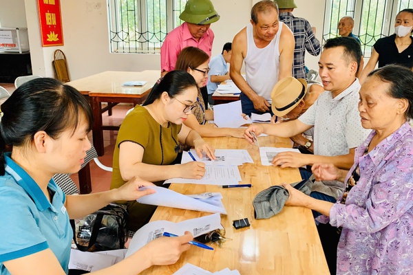 Những hình ảnh hỗ trợ người dân kê khai hồ sơ trợ cấp hưu trí xã hội theo Nghị định 176/2025/NĐ-CP tại nhà văn hoá các thôn trên địa bàn xã Thượng Phúc