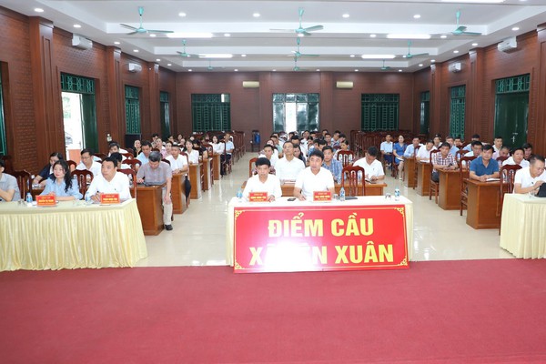 HỘI NGHỊ CÔNG BỐ VÀ TRAO QUYẾT ĐỊNH VỀ CÔNG TÁC CÁN BỘ CỦA ĐẢNG BỘ XÃ YÊN XUÂN
