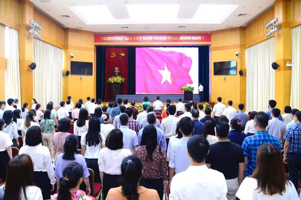 Lễ chào cờ đầu tiên tại Đảng ủy - HĐND- UBND phường Hoàn Kiếm