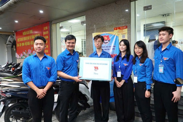 Đoàn Thanh niên phường Hai Bà Trưng ra quân hỗ trợ chính quyền 2 cấp và cung cấp dịch vụ công.
