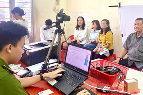 Xã Hoài Đức triển khai cấp đổi thẻ cho 2.722 đảng viên theo quy định mới