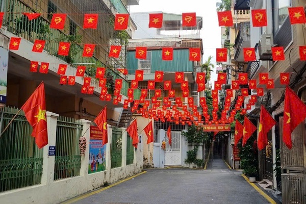 Ngọc Hà: Rực rỡ sắc cờ chào mừng Đại hội đại biểu Đảng bộ phường lần thứ I, nhiệm kỳ 2025-2030
