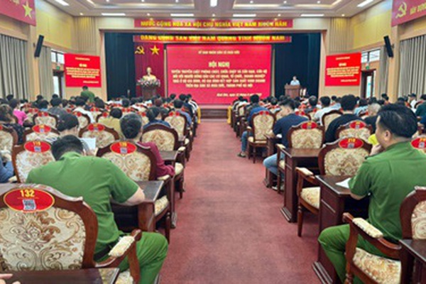 Hơn 300 chủ cơ sở, người đứng đầu các cơ quan, tổ chức, doanh nghiệp, cơ sở, cũng như các hộ gia đình và hộ gia đình kết hợp hoạt động sản xuất, kinh doanh dự hội nghị tuyên truyền Luật PCCC&CNCH.
