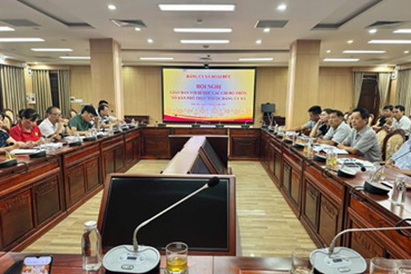 Đồng chí Trần Văn Nghĩa – Phó Bí thư Thường trực Đảng uỷ xã chủ trì hội nghị giao ban với Bí thư chi bộ thôn, tổ dân phố triển khai nhiệm vụ tháng 9/2025