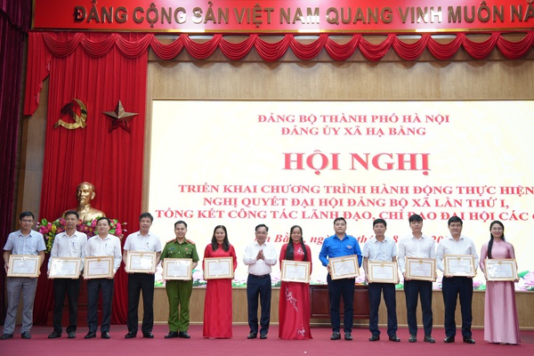 Xã Hạ Bằng: Trao Huy hiệu Đảng đợt 2/9 cho 43 đảng viên 